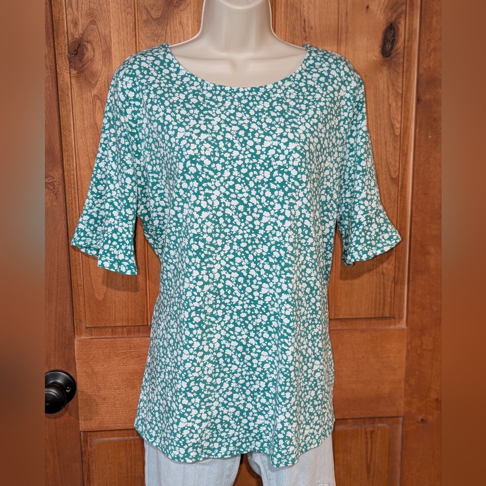 Croft &‎ Barrow Green and White Floral Blouse